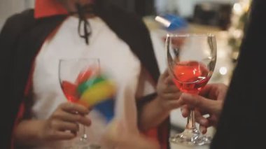 Yakın arkadaşlar şampanyayla kadeh kaldırıyor.