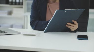 Tablet kullanan genç bayan tasarımcı