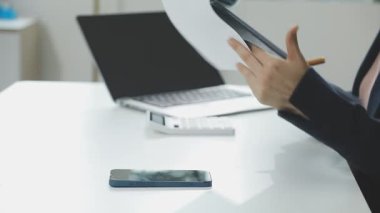 Ofiste cep telefonu kullanan bir işadamı.