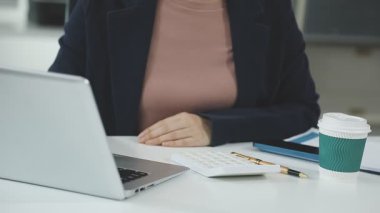 Belgelerle çalışan iş kadını