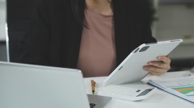 Dizüstü bilgisayarı olan kadın ofisinde.