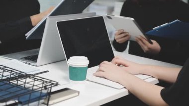 Bilgisayarda çalışan iş adamlarını kapatın.