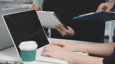 İşadamları iş planlarını tablet bilgisayarda tartışıyor