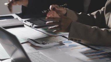 İşadamları ofiste çalışıyor..