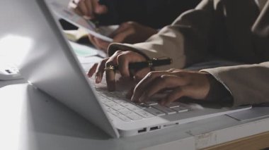 Ofiste çalışan bir işadamı.