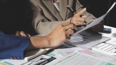 Ofiste çalışan iş adamları