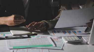 İşadamları ofiste yeni bir planı tartışıyor ve planlıyorlar.