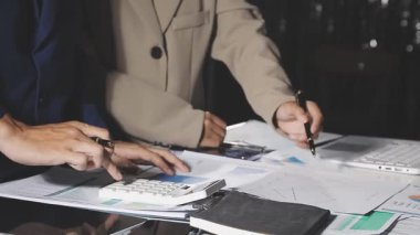 İşadamı ofiste dizüstü bilgisayarla çalışıyor.