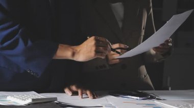 Ofis masasında çalışan bir iş adamı.