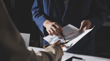 Modern ofiste birlikte çalışan iş adamları, takım çalışması konsepti