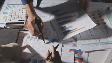 Ofisteki dizüstü bilgisayardaki finansal grafikleri ve grafikleri analiz eden bir iş adamı..