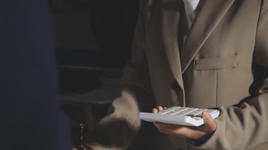 Ofisteki hesap makinesiyle finansal verileri analiz eden iş adamı