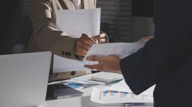 İş ekibi ofiste birlikte çalışıyor. iş toplantısı