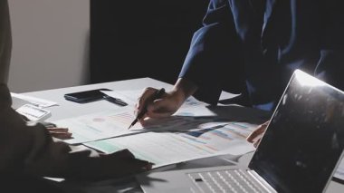 masada dizüstü kullanarak iş adamı
