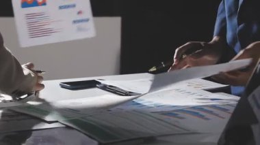 Grafiği bilgisayarla analiz eden işadamı