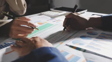 İş ekibi birlikte çalışıyor.