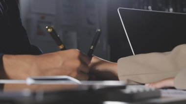 Masadaki dizüstü bilgisayarda çalışan erkek tasarımcının yakın görüntüsü