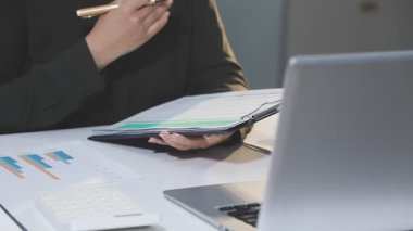 Hesap makinesi ve finansal belgeleri kullanan bir iş adamı