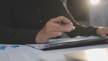 Ofiste çalışan iş adamını kapatın.