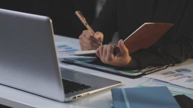 İş adamları ofiste mali tabloları tartışıyor