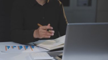 Ofiste çalışan iş kadını.