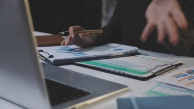 Ofiste çalışan genç işadamları, iş adamları.