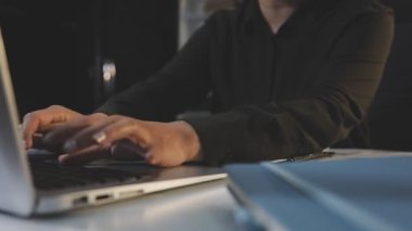 İş kadını ofiste dizüstü bilgisayarla çalışıyor.