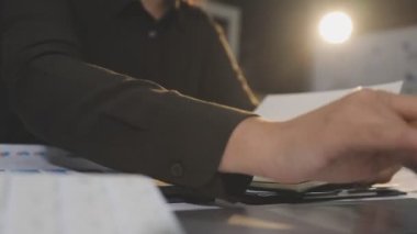 Ofiste çalışan genç işadamı, yakın plan.