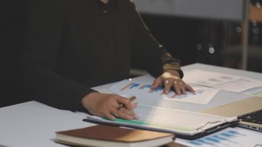 Ofisteki Dizüstü bilgisayarda çalışan iş kadını