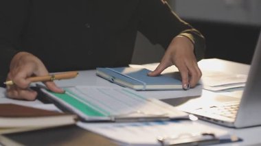 iş kadını ofiste tablet kullanma