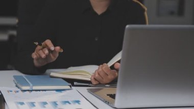 Ofiste dijital tablet kullanan iş kadını