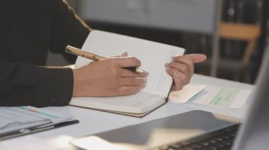 Ofiste dizüstü bilgisayarla çalışan iş ekibini kapatın.