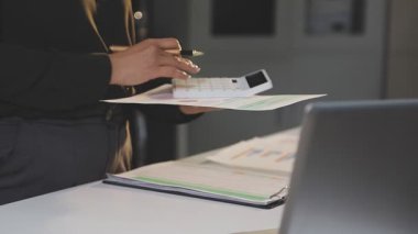 Ofiste çalışan iş adamı.