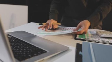 Modern bilgisayar ofisinde çalışan iş kadını.