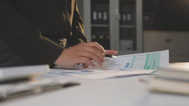 Dizüstü bilgisayar Office ile çalışan iş adamı