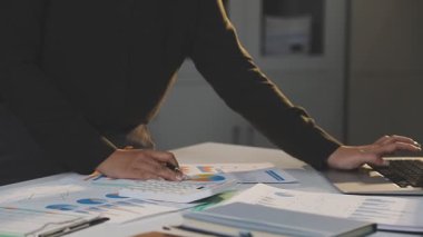 İşadamı dizüstü masasında yazma.