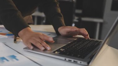 İşadamı ofiste dizüstü bilgisayarda çalışıyor..