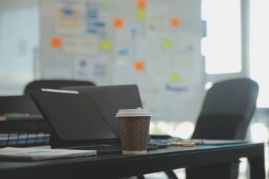Açık bir finans bürosundaki masada dizüstü bilgisayar..