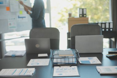 Açık bir finans bürosundaki masada dizüstü bilgisayar..