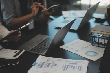 İş ekibi işbirliği mali veriler ve pazarlama büyüme raporlarıyla analiz etmeyi takım halinde, şirket kârından yararlanmak için strateji planlama, sunum ve beyin fırtınası grafiği üzerinde tartışır..