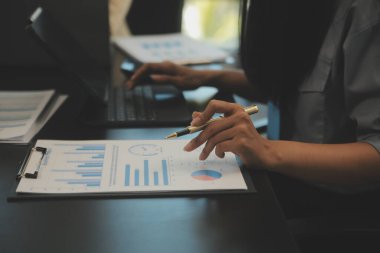 İş ekibi işbirliği mali veriler ve pazarlama büyüme raporlarıyla analiz etmeyi takım halinde, şirket kârından yararlanmak için strateji planlama, sunum ve beyin fırtınası grafiği üzerinde tartışır..