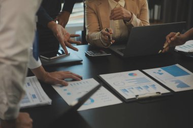 İş ekibi işbirliği mali veriler ve pazarlama büyüme raporlarıyla analiz etmeyi takım halinde, şirket kârından yararlanmak için strateji planlama, sunum ve beyin fırtınası grafiği üzerinde tartışır..