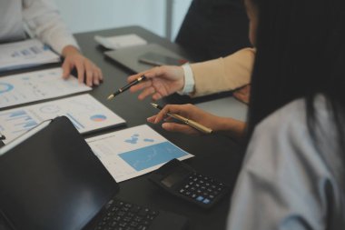 İş ekibi işbirliği mali veriler ve pazarlama büyüme raporlarıyla analiz etmeyi takım halinde, şirket kârından yararlanmak için strateji planlama, sunum ve beyin fırtınası grafiği üzerinde tartışır..