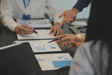 İş ekibi işbirliği mali veriler ve pazarlama büyüme raporlarıyla analiz etmeyi takım halinde, şirket kârından yararlanmak için strateji planlama, sunum ve beyin fırtınası grafiği üzerinde tartışır..