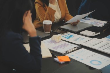 Genç Asyalı girişimcilerden oluşan bir ekip, pazarlama ve satış yönetimi projesiyle ilgili takım toplantısında ciddi ve anlaşmazlıklar yaşıyor. Gökdelen görünümlü işletme girişimi ve eğitim konsepti