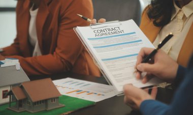 Mimarlar ve iş adamları, emlak yatırımları ve konut geliştirme projesi için zemin planı modifikasyonunu tartışıp fikir alışverişinde bulunuyorlar.