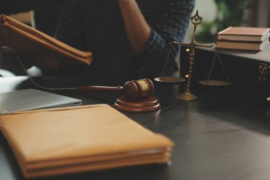 Adalet ve hukuk kavramı. Hukuk Müşaviri tokmak ve yasal hukuk veya yasal ile imzalanmış bir sözleşme istemciye sunar arka planda hukuk firmasında takım toplantısı