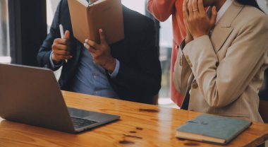 Genç Asyalı iş adamlarından oluşan bir grup. Yaratıcı iş adamı. Başarılı bir iş ortağı olmaktan mutluluk duyarlar..