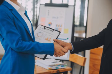 İş birleşme ve satın alma, başarılı müzakere, tokalaşma, ortaklık ve iş anlaşması konseptine ortak olmak için iki iş adamı el sıkışması.