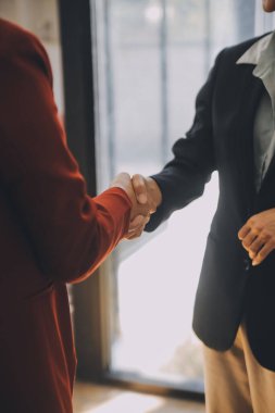 İş kadını tokalaşması ve iş adamları. Başarılı iş tokalaşma kavramı.